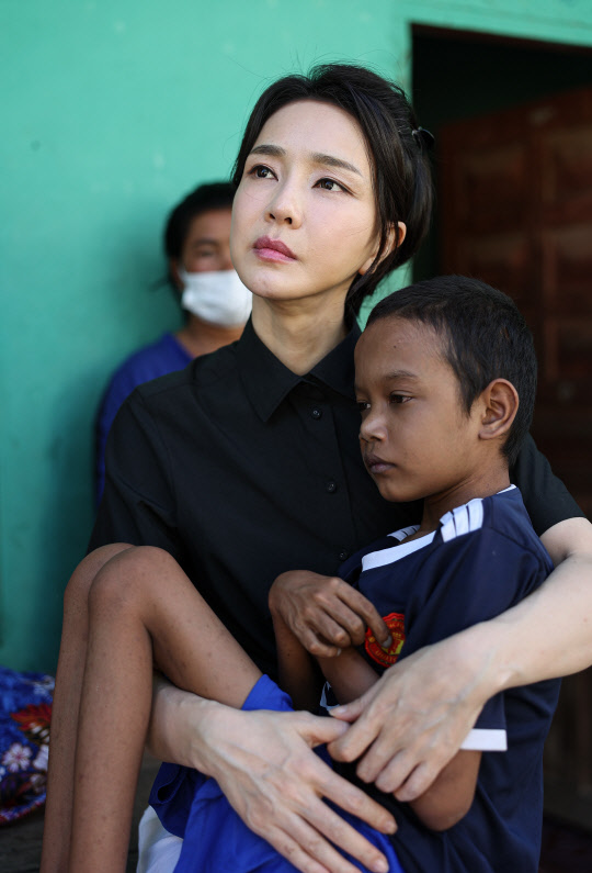 김건희 여사가 지난 12일(현지시간) 캄보디아 프놈펜의 한 선천성 심장질환을 앓고 있는 환아의 집을 찾아 건강 상태를 살피고 있다. 대통령실 제공